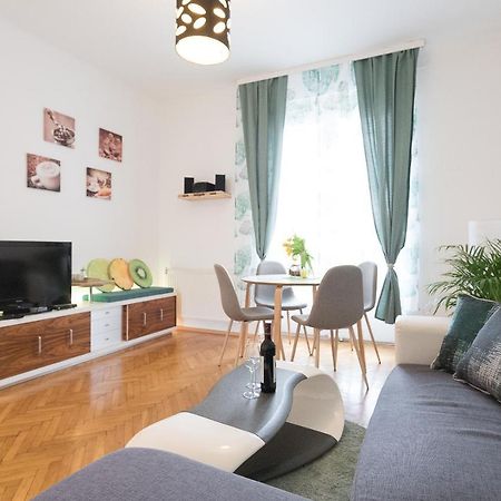 French Balcony - 45M² - Szeneviertel Apartment Vienna Exterior photo