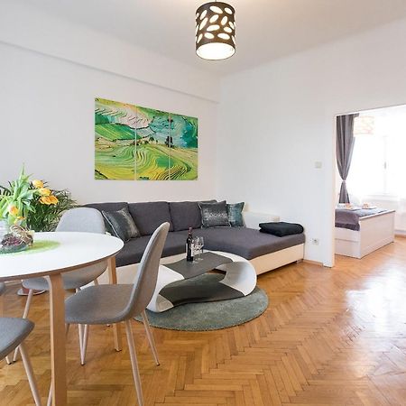 French Balcony - 45M² - Szeneviertel Apartment Vienna Exterior photo